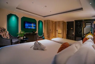 King Suite con balcón — Hanoi Center Silk Classic Hotel & Travel