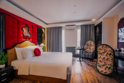Suite con balcón — Hanoi Center Silk Classic Hotel & Travel